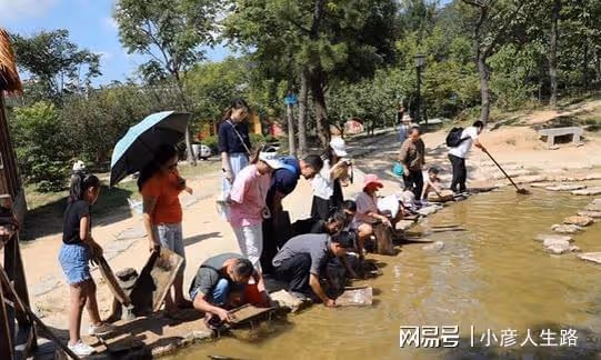 在毛公山一處淘金小鎮，每月投放20萬黃金隨便撿，撿到就是你的
