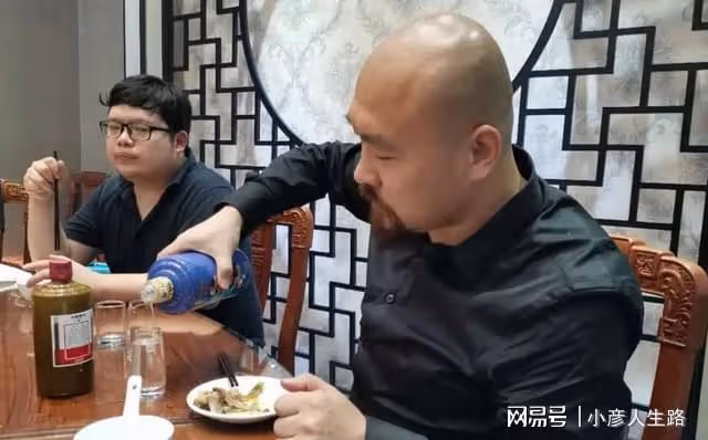 在四川喝酒,有人總在面前放一杯水,暗藏什麼門道?內行人才懂