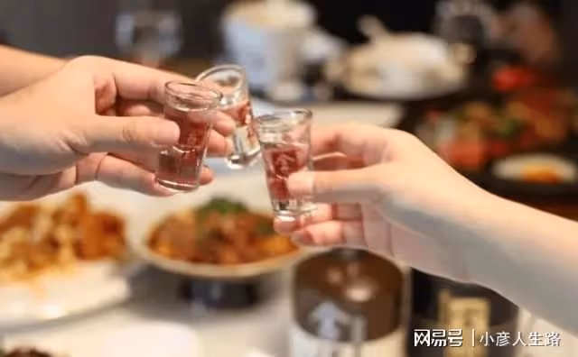 在四川喝酒,有人總在面前放一杯水,暗藏什麼門道?內行人才懂