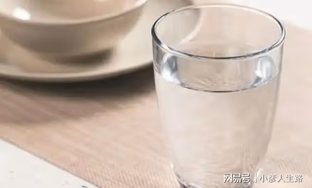 在四川喝酒,有人總在面前放一杯水,暗藏什麼門道?內行人才懂