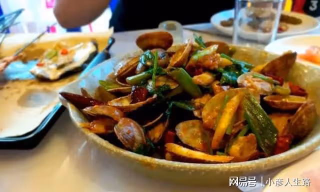 在四川喝酒,有人總在面前放一杯水,暗藏什麼門道?內行人才懂
