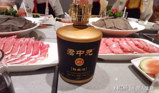 在四川喝酒,有人總在面前放一杯水,暗藏什麼門道?內行人才懂