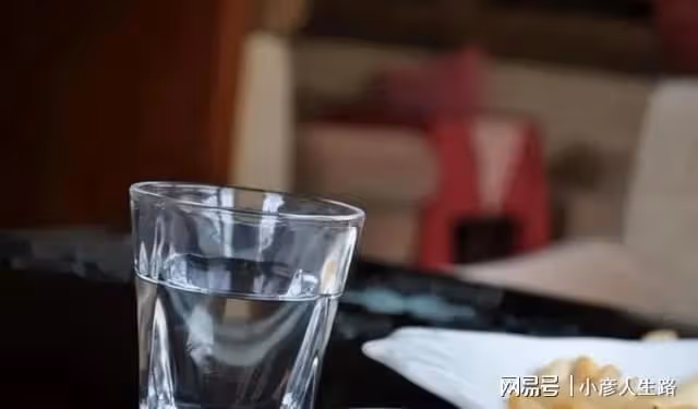 在四川喝酒,有人總在面前放一杯水,暗藏什麼門道?內行人才懂