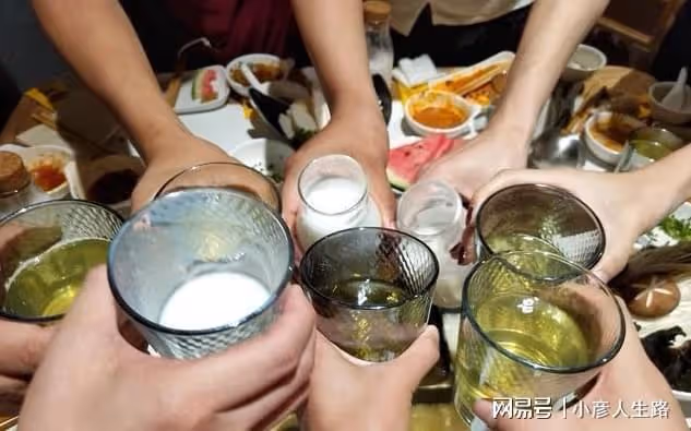 在四川喝酒,有人總在面前放一杯水,暗藏什麼門道?內行人才懂
