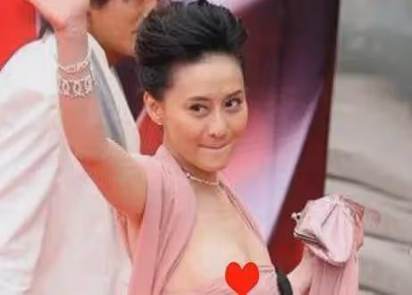 肩帶崩斷、裙下走光，15位女星走紅毯簡直社死現場，畫面太尷尬了