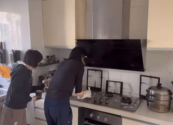 海哈金喜首曬與李亞鵬母親同框，婆媳貼春聯好和睦，豪宅裝修簡約
