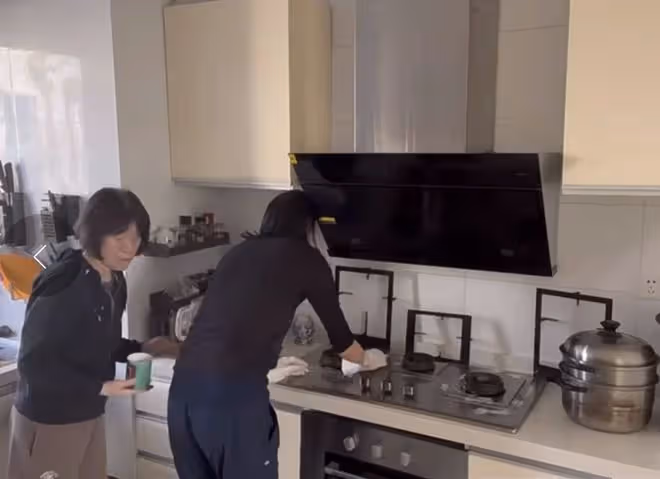 海哈金喜首曬與李亞鵬母親同框，婆媳貼春聯好和睦，豪宅裝修簡約