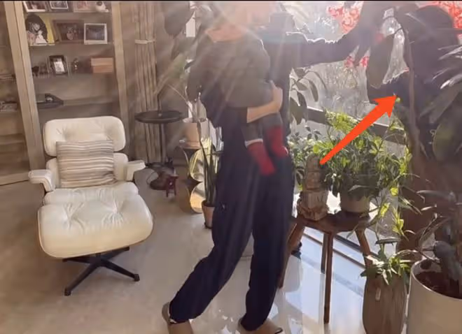海哈金喜首曬與李亞鵬母親同框，婆媳貼春聯好和睦，豪宅裝修簡約