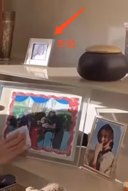 海哈金喜首曬與李亞鵬母親同框，婆媳貼春聯好和睦，豪宅裝修簡約
