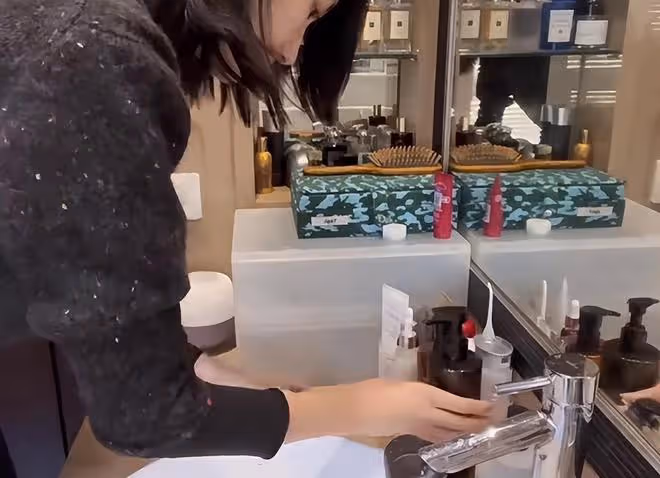 海哈金喜首曬與李亞鵬母親同框，婆媳貼春聯好和睦，豪宅裝修簡約