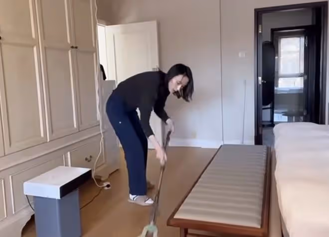 海哈金喜首曬與李亞鵬母親同框，婆媳貼春聯好和睦，豪宅裝修簡約