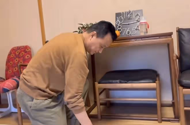 海哈金喜首曬與李亞鵬母親同框，婆媳貼春聯好和睦，豪宅裝修簡約