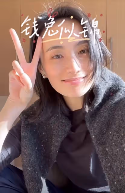海哈金喜首曬與李亞鵬母親同框，婆媳貼春聯好和睦，豪宅裝修簡約