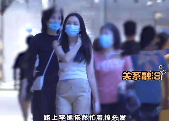 海哈金喜首曬與李亞鵬母親同框，婆媳貼春聯好和睦，豪宅裝修簡約