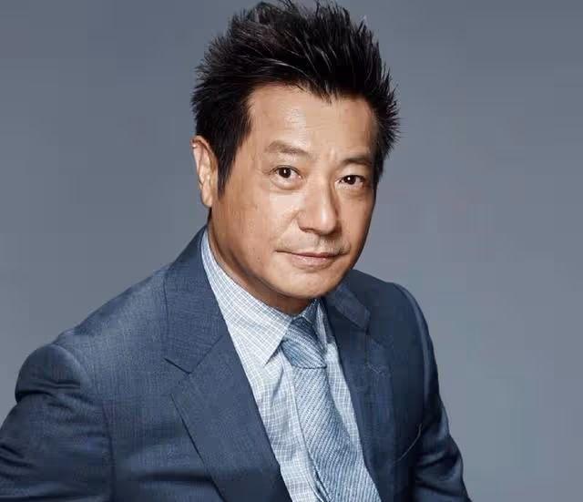 香港知名男星全家福曝光！一家都是高顏值，與兒媳貼臉合照太親密