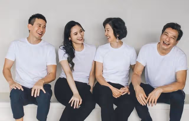 香港知名男星全家福曝光！一家都是高顏值，與兒媳貼臉合照太親密