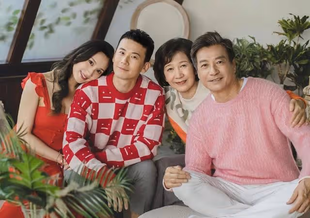 香港知名男星全家福曝光！一家都是高顏值，與兒媳貼臉合照太親密