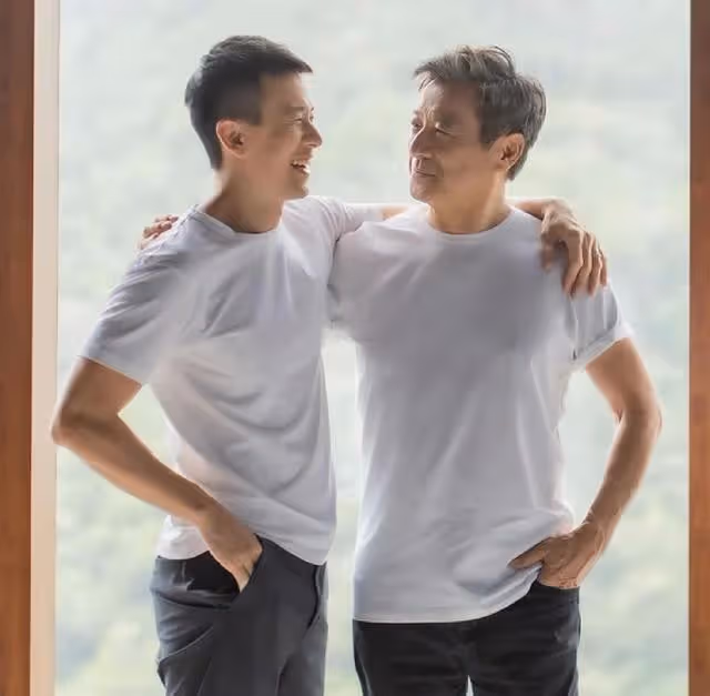 香港知名男星全家福曝光！一家都是高顏值，與兒媳貼臉合照太親密