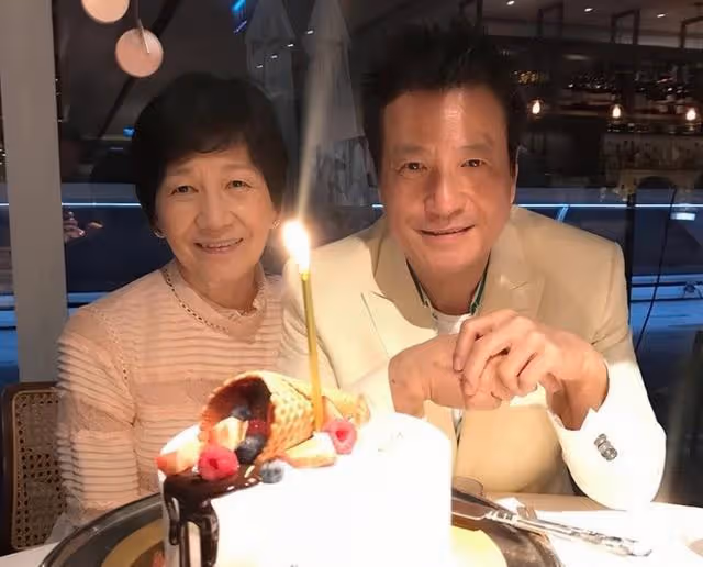 香港知名男星全家福曝光！一家都是高顏值，與兒媳貼臉合照太親密