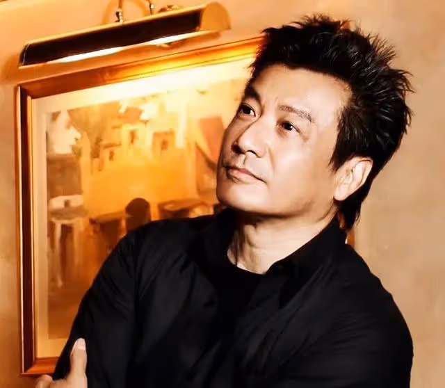 香港知名男星全家福曝光！一家都是高顏值，與兒媳貼臉合照太親密