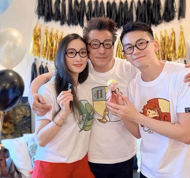 香港知名男星全家福曝光！一家都是高顏值，與兒媳貼臉合照太親密