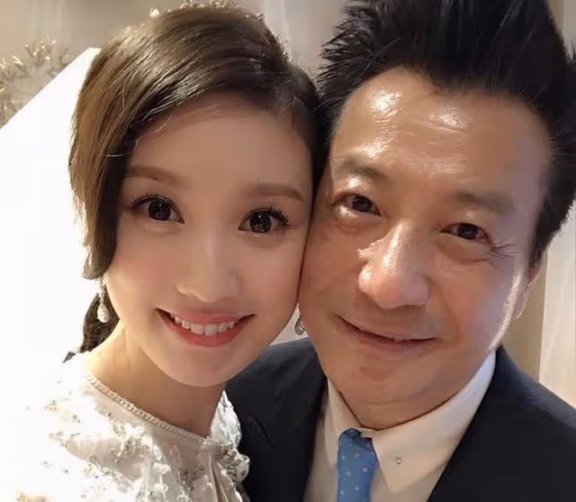 香港知名男星全家福曝光！一家都是高顏值，與兒媳貼臉合照太親密