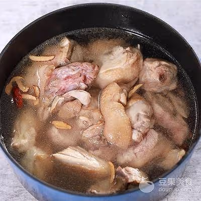 黃花菜蟲草花燉雞湯