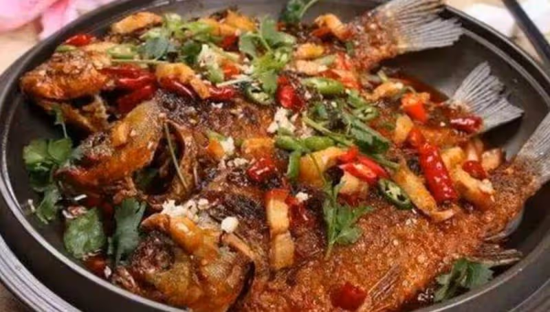 鯽魚是營養價值極高的食材，它味道鮮美，口感細膩，有養生的作用