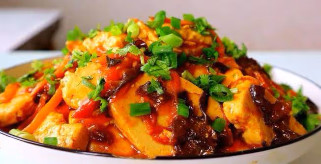 魚香豆腐，柔軟嫩滑，甜酸魚香味十足，適合為寶寶補充優質蛋白