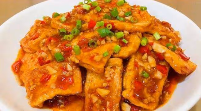 魚香豆腐，柔軟嫩滑，甜酸魚香味十足，適合為寶寶補充優質蛋白