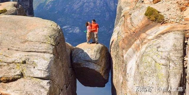世界上這些奇葩的石頭，還有的居然「懸」在空中？