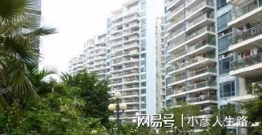 世界最神奇的小鎮:被巨石壓了600年,下雨不帶傘,出門不見天!