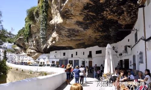 世界最神奇的小鎮:被巨石壓了600年,下雨不帶傘,出門不見天!