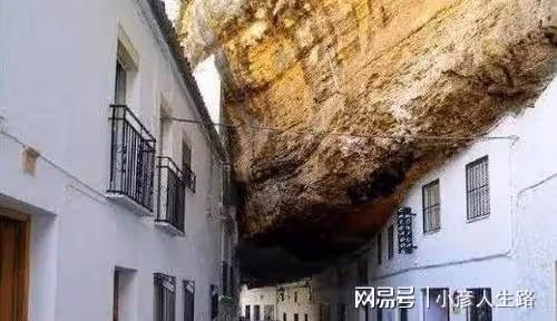 世界最神奇的小鎮:被巨石壓了600年,下雨不帶傘,出門不見天!
