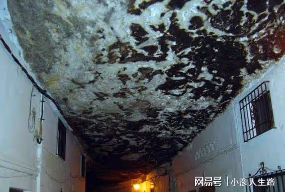 世界最神奇的小鎮:被巨石壓了600年,下雨不帶傘,出門不見天!