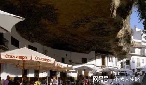 世界最神奇的小鎮:被巨石壓了600年,下雨不帶傘,出門不見天!