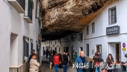 世界最神奇的小鎮:被巨石壓了600年,下雨不帶傘,出門不見天!