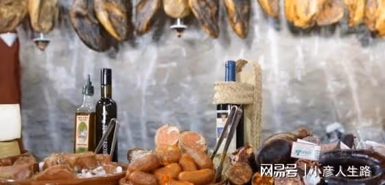 世界最神奇的小鎮:被巨石壓了600年,下雨不帶傘,出門不見天!