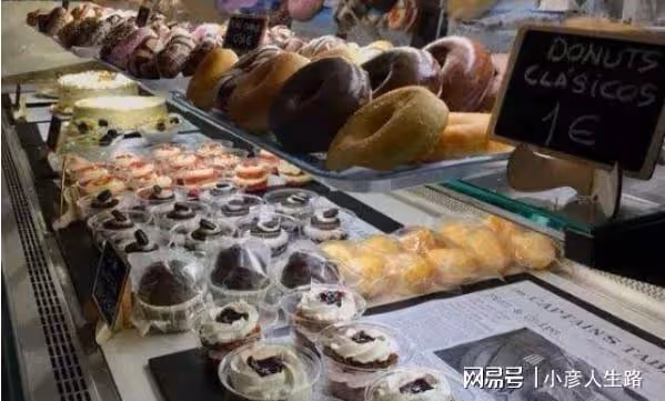 世界最神奇的小鎮:被巨石壓了600年,下雨不帶傘,出門不見天!