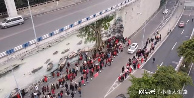 重慶尷尬的3D畫，地處交通要道成網紅，遊客擁擠影響交通