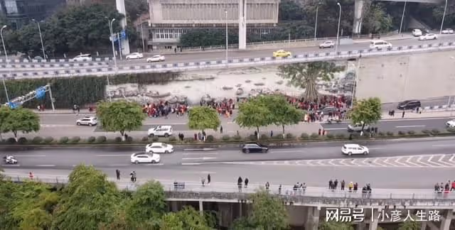 重慶尷尬的3D畫，地處交通要道成網紅，遊客擁擠影響交通
