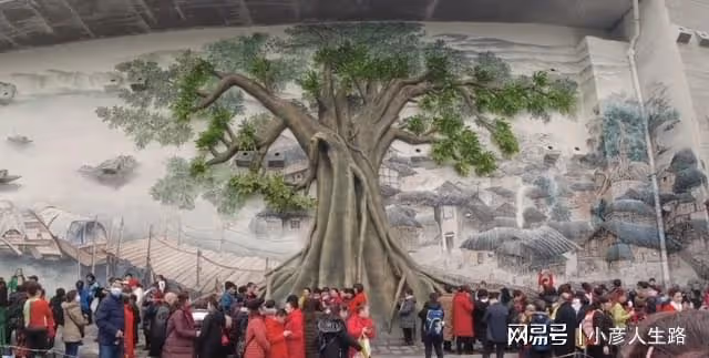 重慶尷尬的3D畫，地處交通要道成網紅，遊客擁擠影響交通