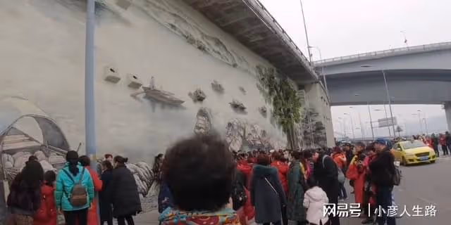 重慶尷尬的3D畫，地處交通要道成網紅，遊客擁擠影響交通