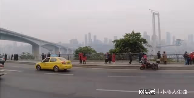 重慶尷尬的3D畫，地處交通要道成網紅，遊客擁擠影響交通