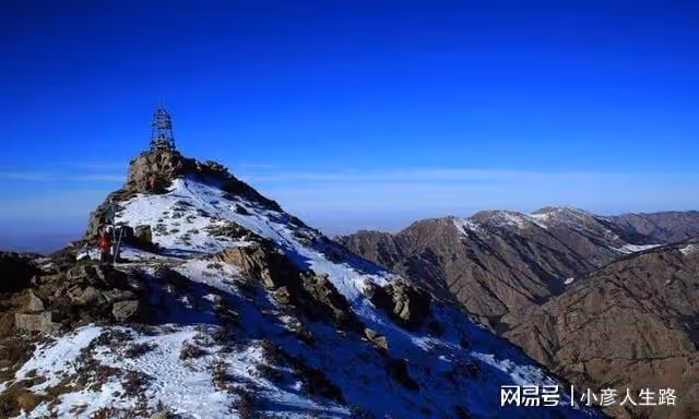 賀蘭山深處,發現神奇的黑石頭,有人說是隕石?到底怎麼回事