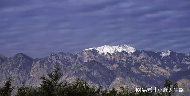 賀蘭山深處,發現神奇的黑石頭,有人說是隕石?到底怎麼回事