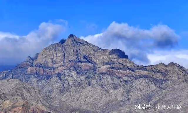 賀蘭山深處,發現神奇的黑石頭,有人說是隕石?到底怎麼回事