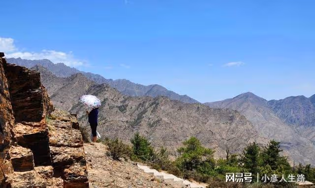 賀蘭山深處,發現神奇的黑石頭,有人說是隕石?到底怎麼回事