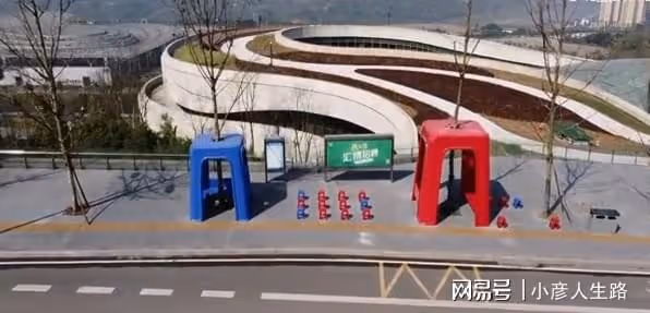 重慶渝北特別公交站,塑料凳做站台遮風又擋雨,美觀大方還挺實用