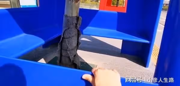 重慶渝北特別公交站,塑料凳做站台遮風又擋雨,美觀大方還挺實用